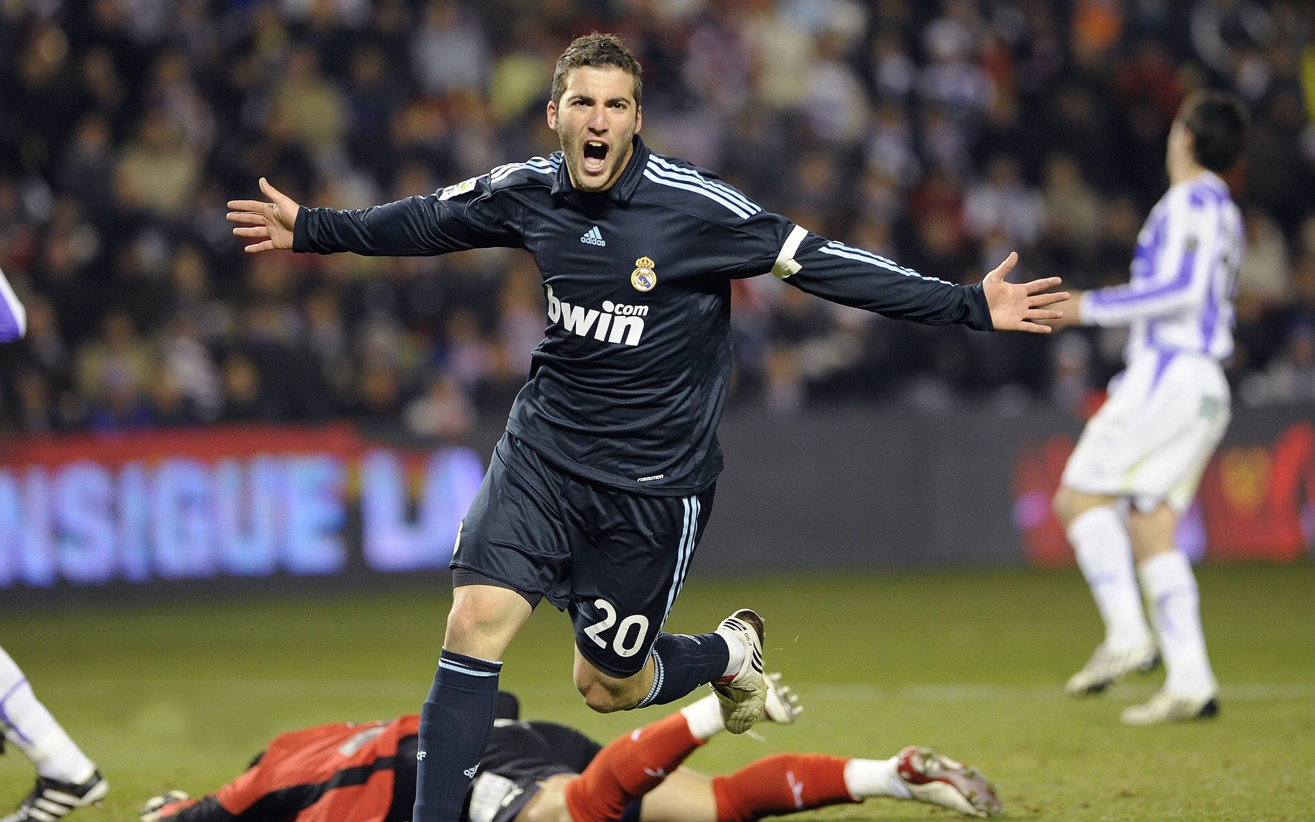 詹姆斯巅峰对决，德罗巴与60激战MAD分钟，高光表现胜负难料！